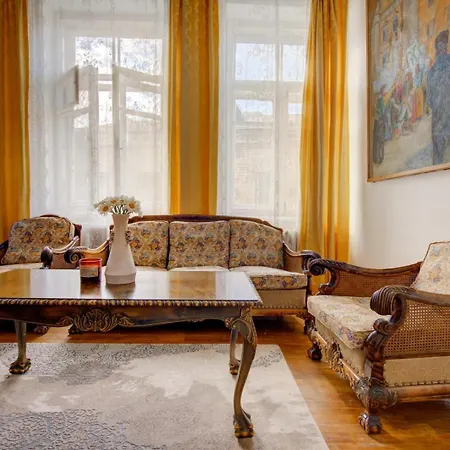 Апартаменти Vintage Charm In The Center Of